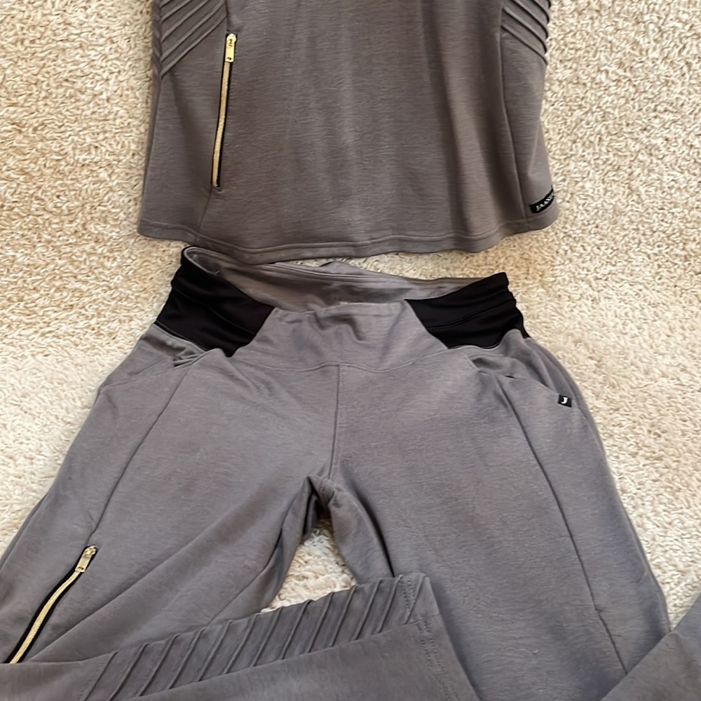 JAANNUU scrubs/otter wear. Brand new w/o tags. Top-Medium, Pants-Medium Petite - Picture 2 of 5